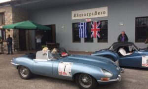 Κέρδισαν τις εντυπώσεις τα βρετανικά αυτοκίνητα-αντίκες στο ελαιοτριβείο στο Παραπούγκι Μεσσηνίας