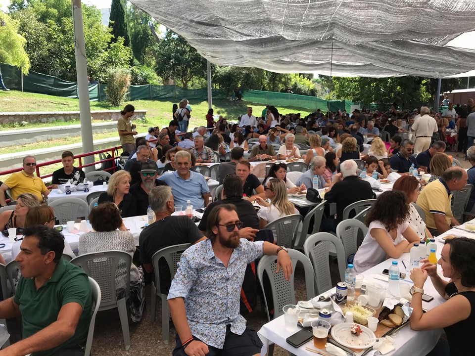 Γνήσιο Κρητικό γλέντι στο Πάρκο με Κονταρό κι άφθονη τσικουδιά!