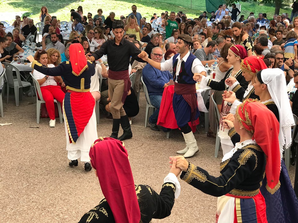 Γνήσιο Κρητικό γλέντι στο Πάρκο με Κονταρό κι άφθονη τσικουδιά!