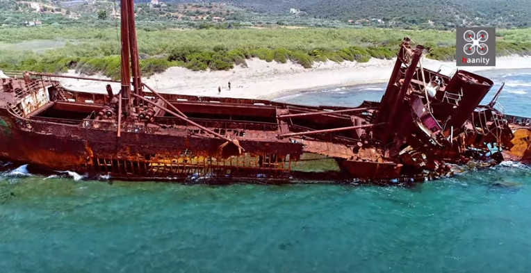 Το εντυπωσιακό "κόκκινο ναυάγιο" κοντά στο Γύθειο - Messinia Live - Το ταβερνάκι του Φώτη Λιοκαρέα